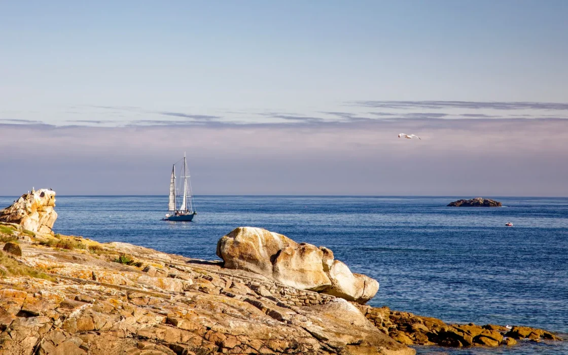 Voilier en mer pour illustrer croisière Bretagne Sud