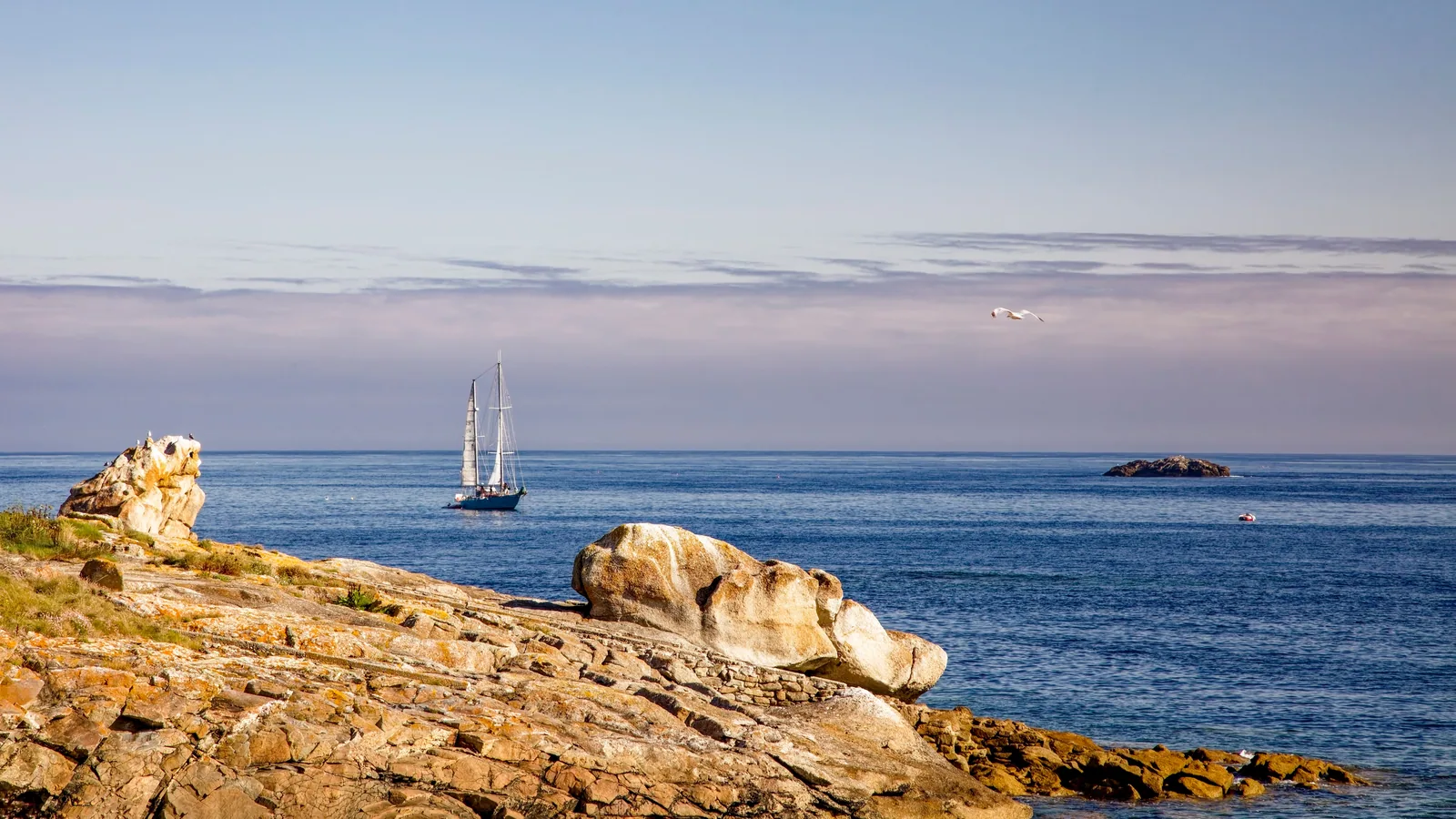 Voilier en mer pour illustrer croisière Bretagne Sud