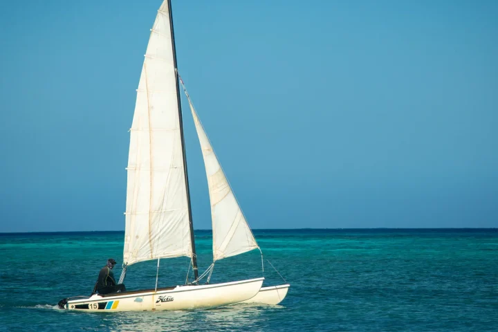 Voilier en mer pour illustrer croisière voilier Cuba