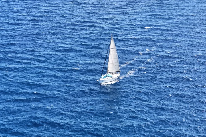 Voilier en mer pour illustrer croisière Guadeloupe les Saintes