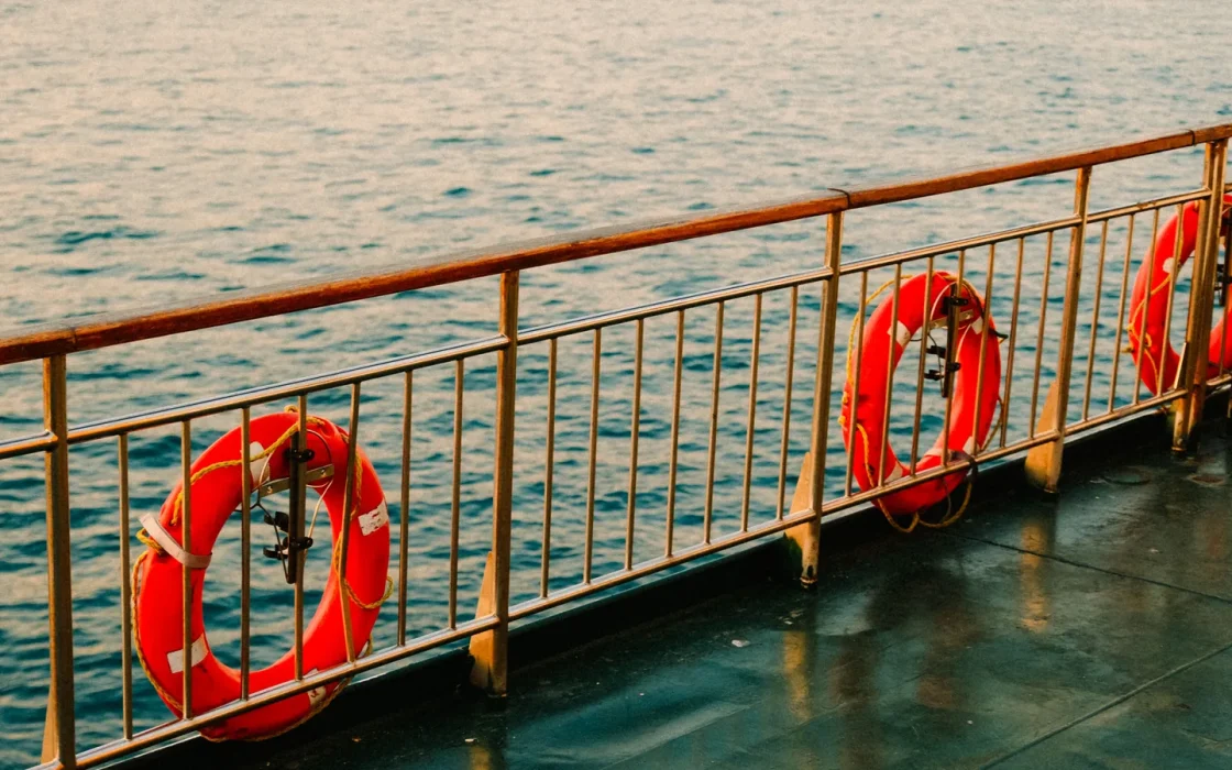 Pont d’un navire de croisière face à la mer