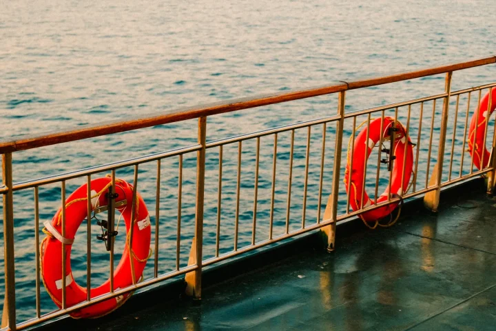 Pont d’un navire de croisière face à la mer