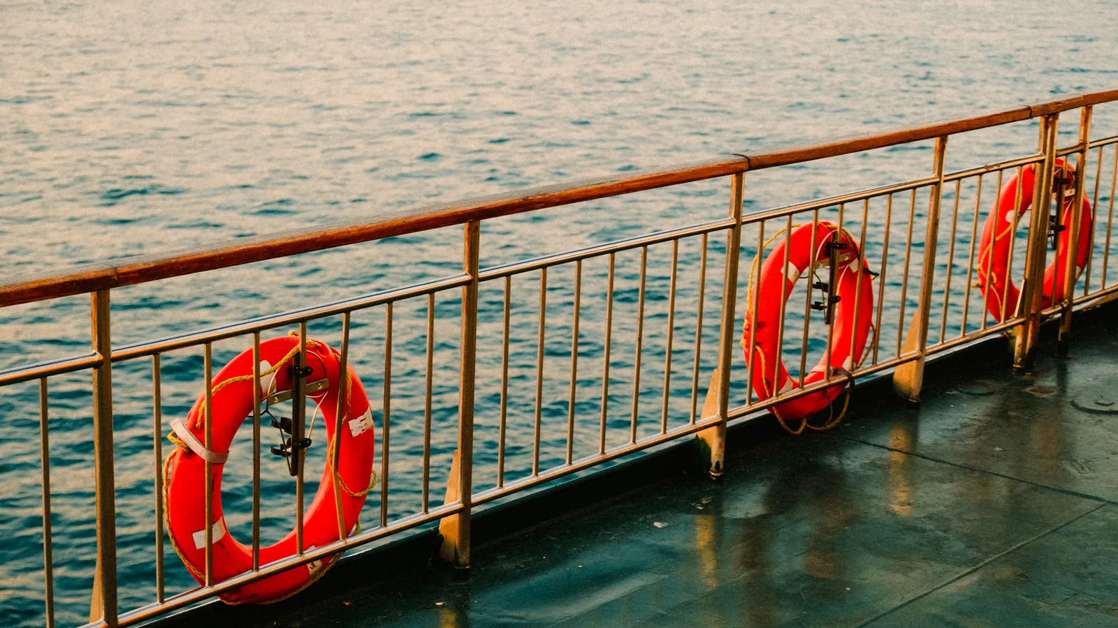 Pont d’un navire de croisière face à la mer