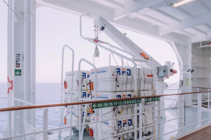 Pont d’un navire de croisière face à la mer