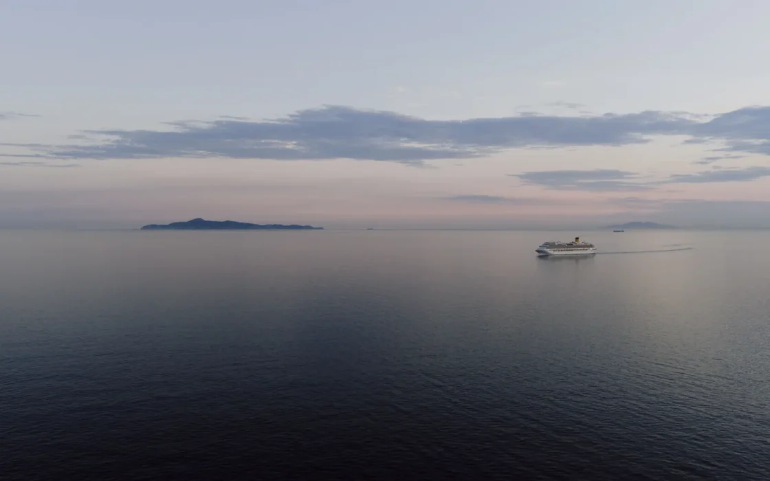 Navire de croisière en mer au coucher du soleil