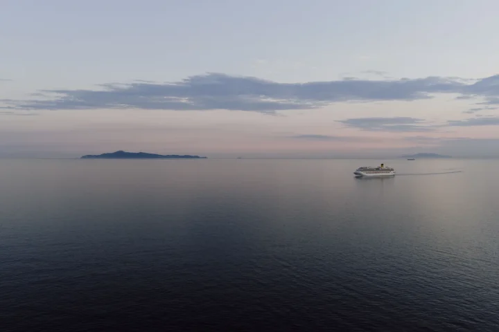 Navire de croisière en mer au coucher du soleil