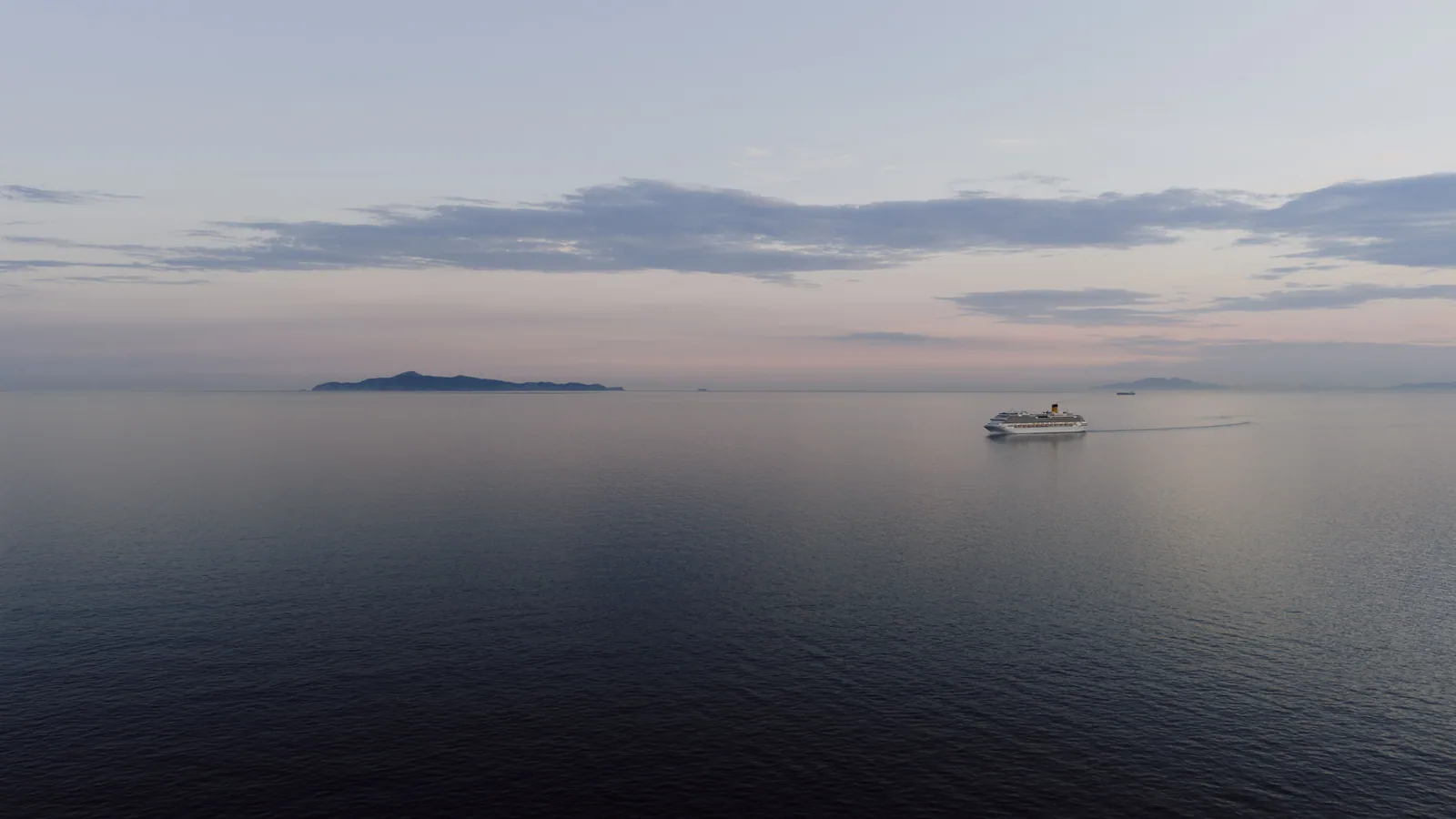Navire de croisière en mer au coucher du soleil