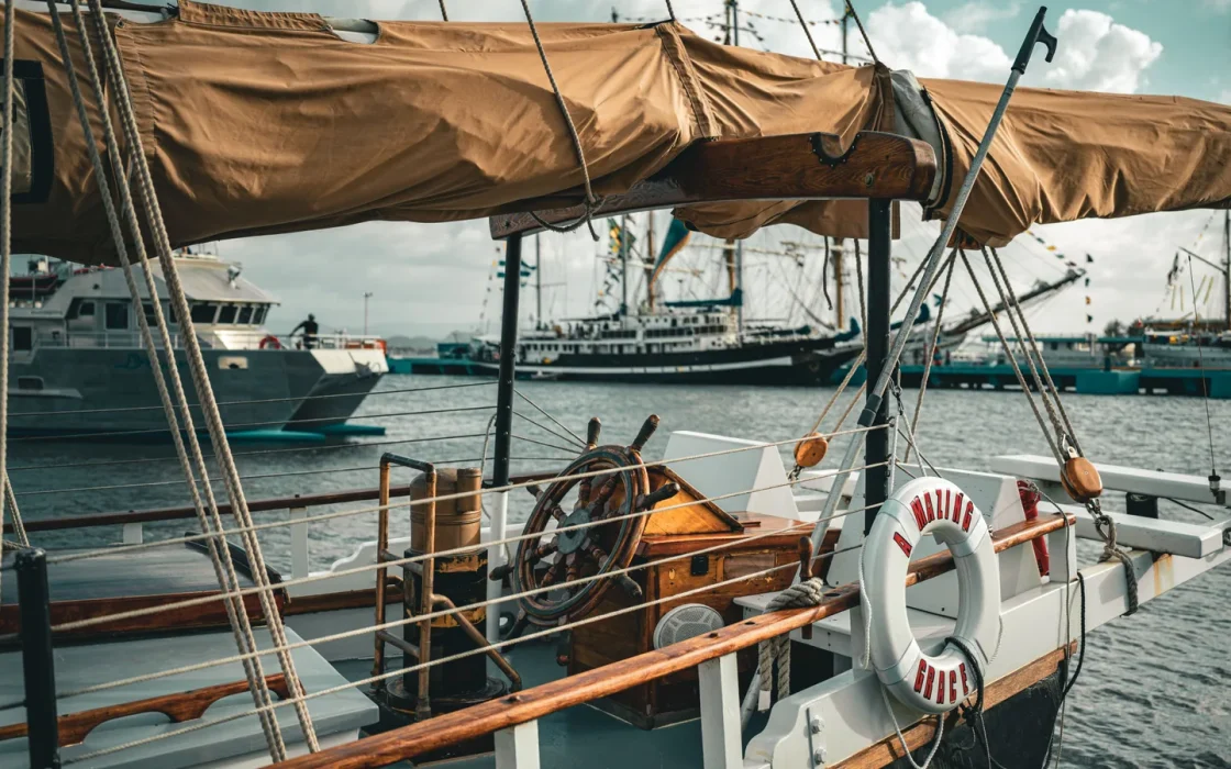 Voilier en mer pour illustrer croisière Caraïbes Est ou Ouest