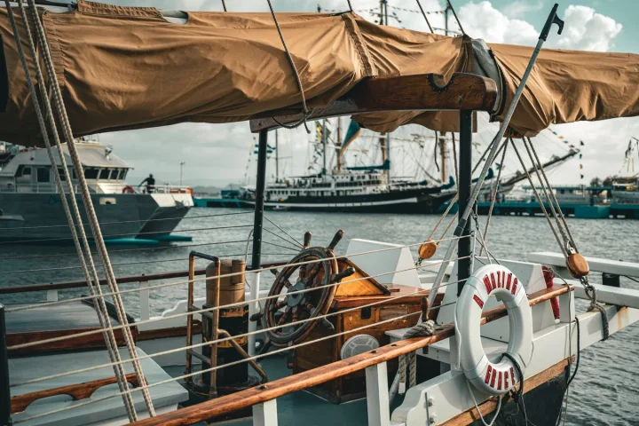 Voilier en mer pour illustrer croisière Caraïbes Est ou Ouest