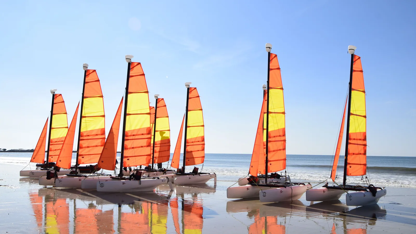 Bateau de croisière naviguant en mer