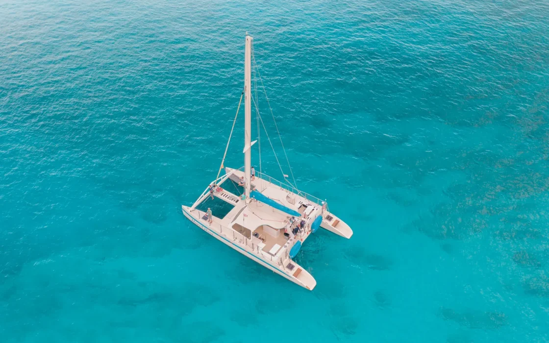 Catamaran de croisière naviguant sur une eau claire