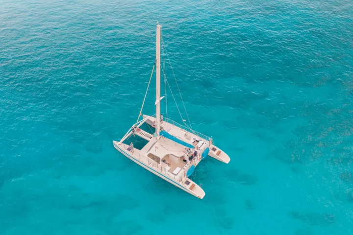 Catamaran de croisière naviguant sur une eau claire