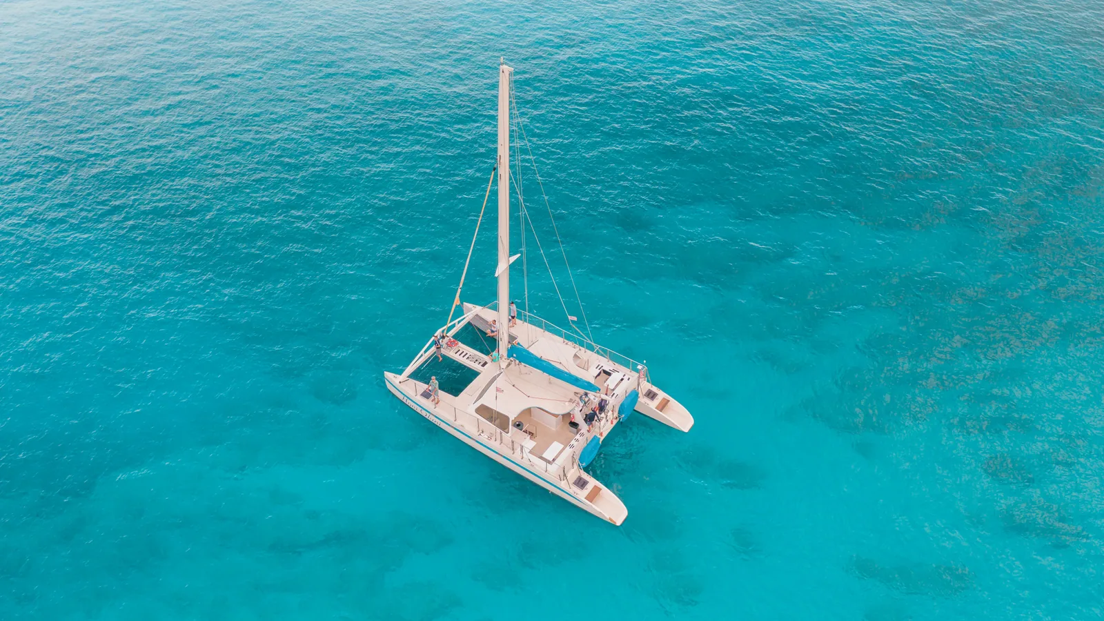 Catamaran de croisière naviguant sur une eau claire