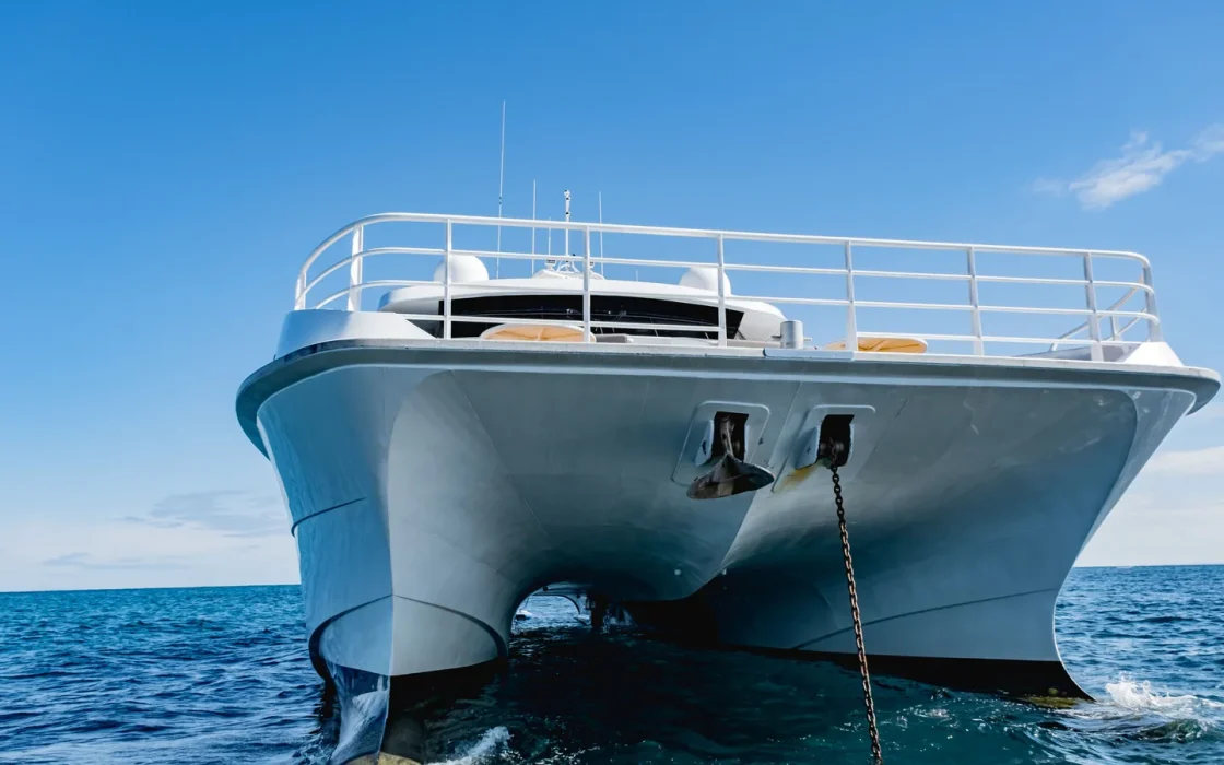 Catamaran privatisé ou croisière à la cabine : deux formules, deux façons de naviguer