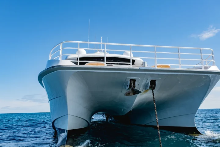Catamaran privatisé ou croisière à la cabine : deux formules, deux façons de naviguer