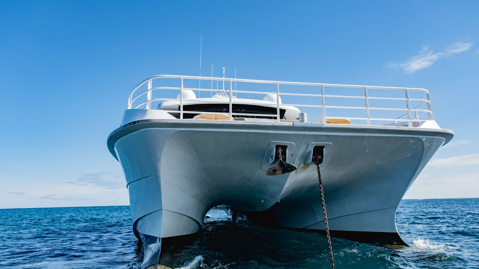 Catamaran privatisé ou croisière à la cabine : deux formules, deux façons de naviguer