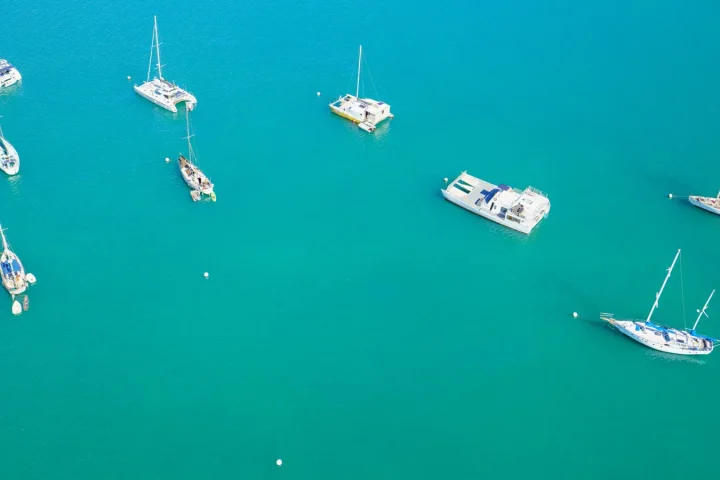 Bateau de croisière naviguant en mer