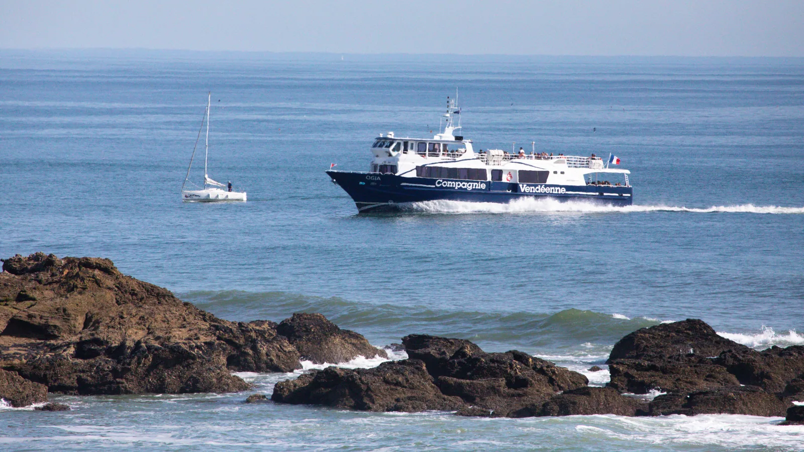 Pont d’un navire de croisière face à la mer