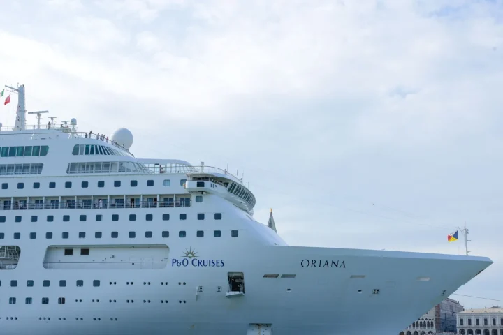 Pont d’un navire de croisière face à la mer