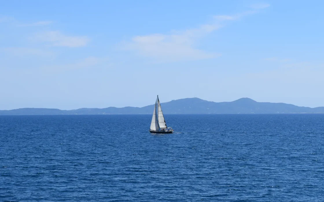 Voilier en mer pour illustrer croisière Corse ou Sardaigne