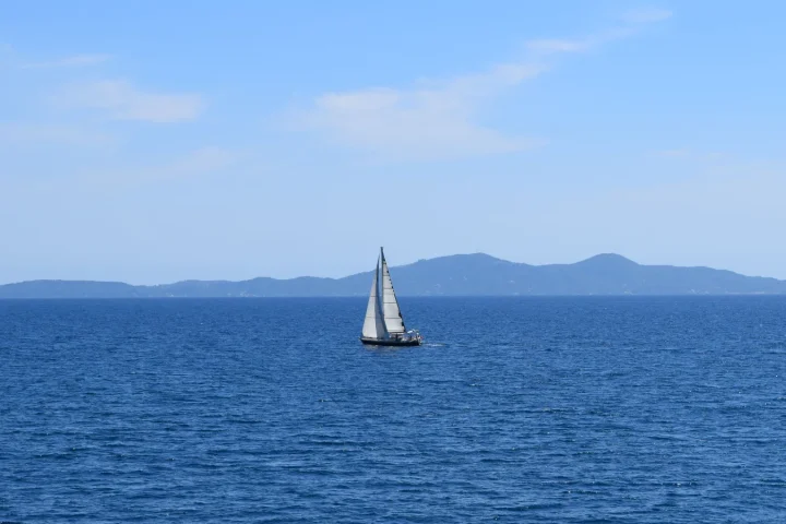 Voilier en mer pour illustrer croisière Corse ou Sardaigne