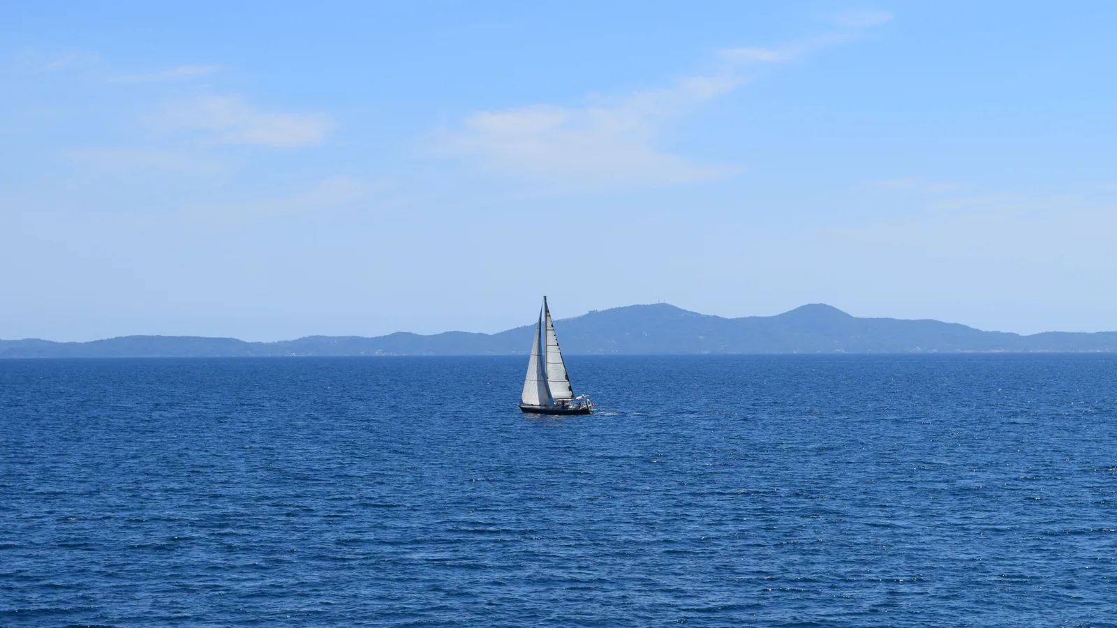 Voilier en mer pour illustrer croisière Corse ou Sardaigne