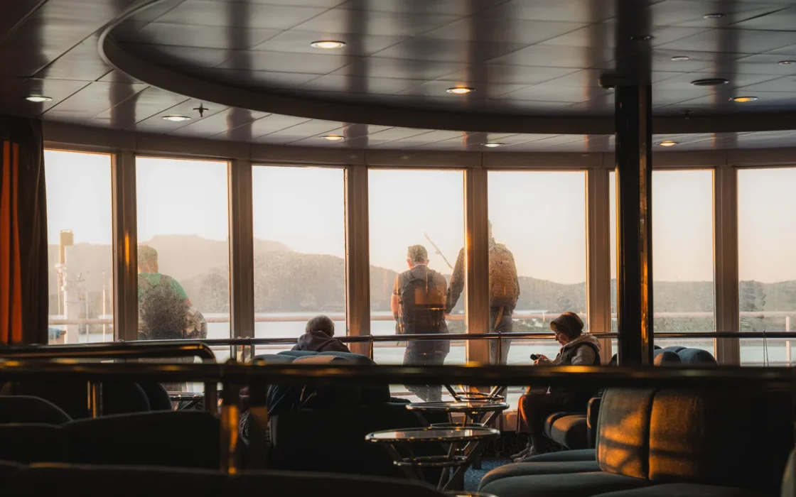 Navire de croisière naviguant au large
