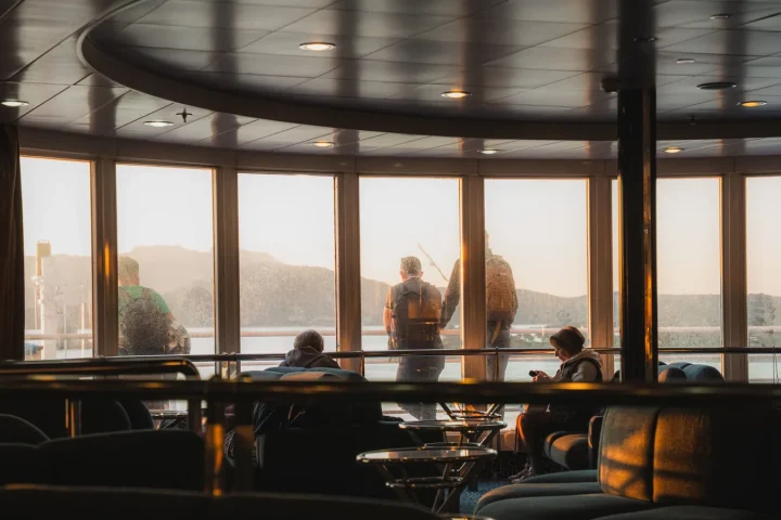 Navire de croisière naviguant au large