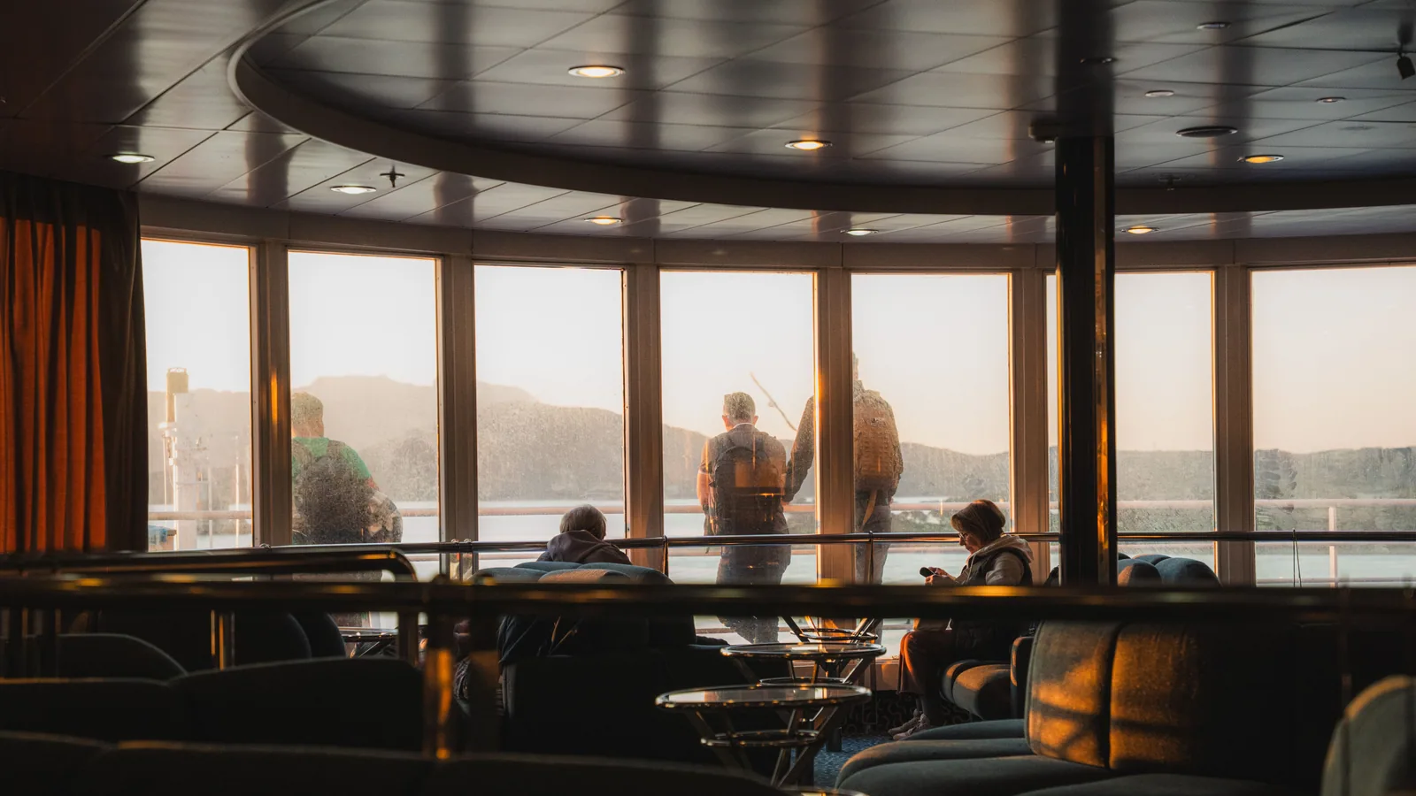 Navire de croisière naviguant au large