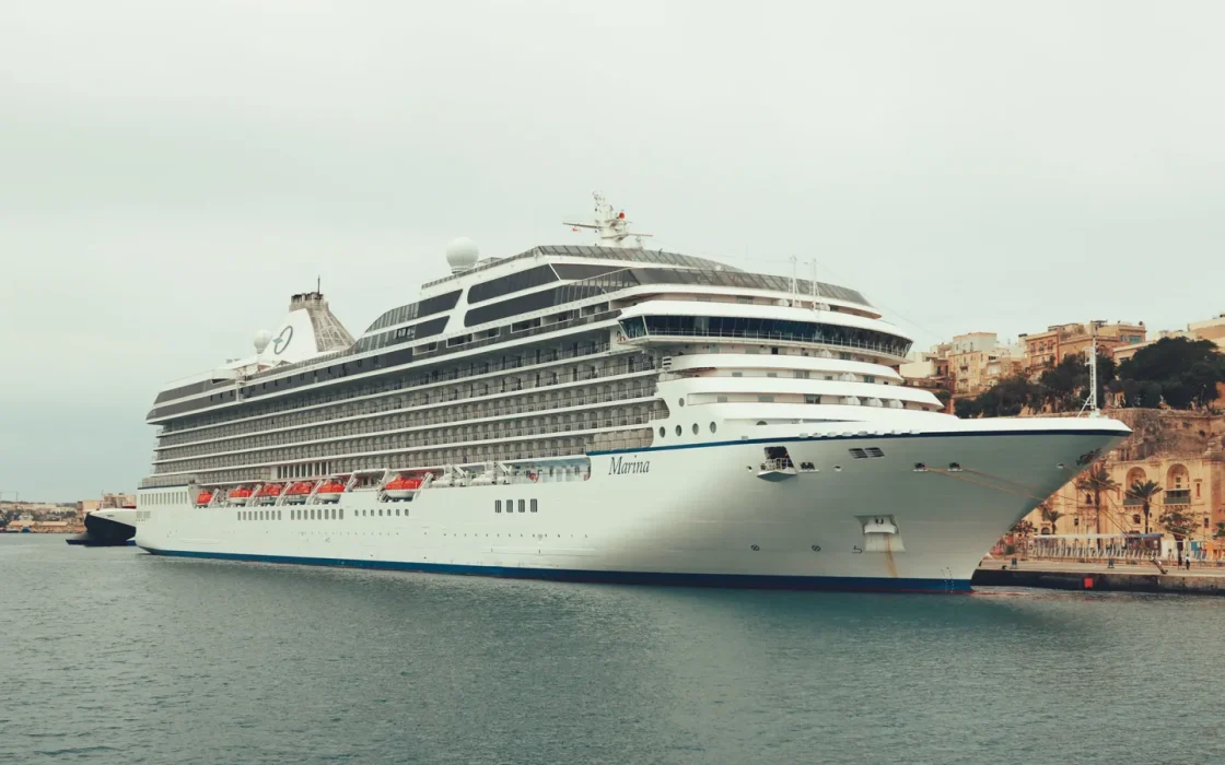 Navire de croisière naviguant au large