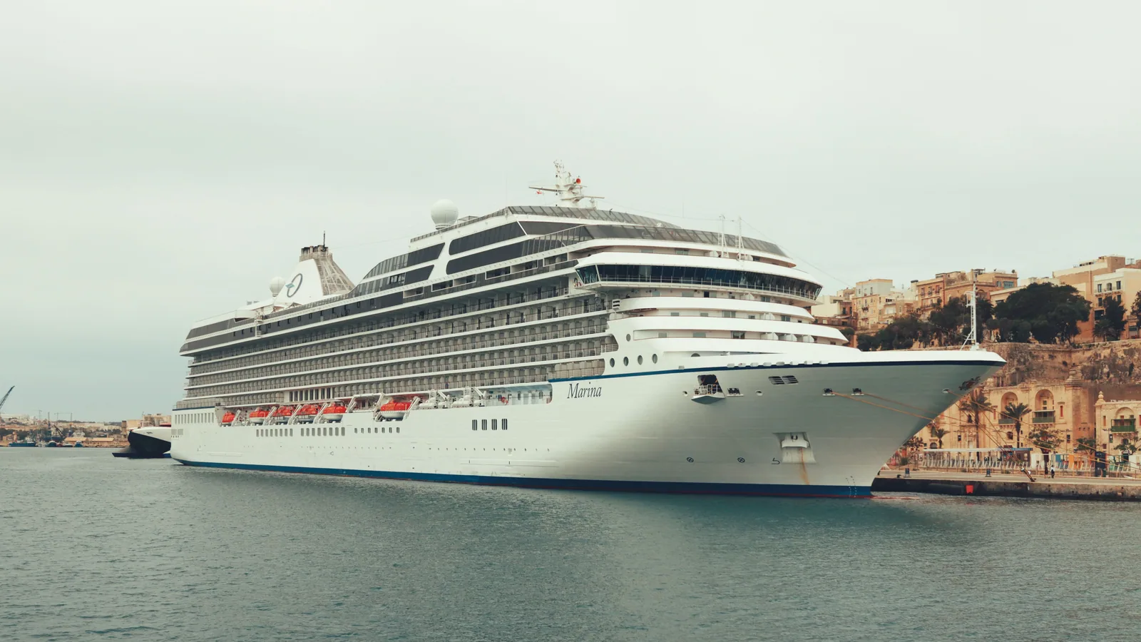 Navire de croisière naviguant au large