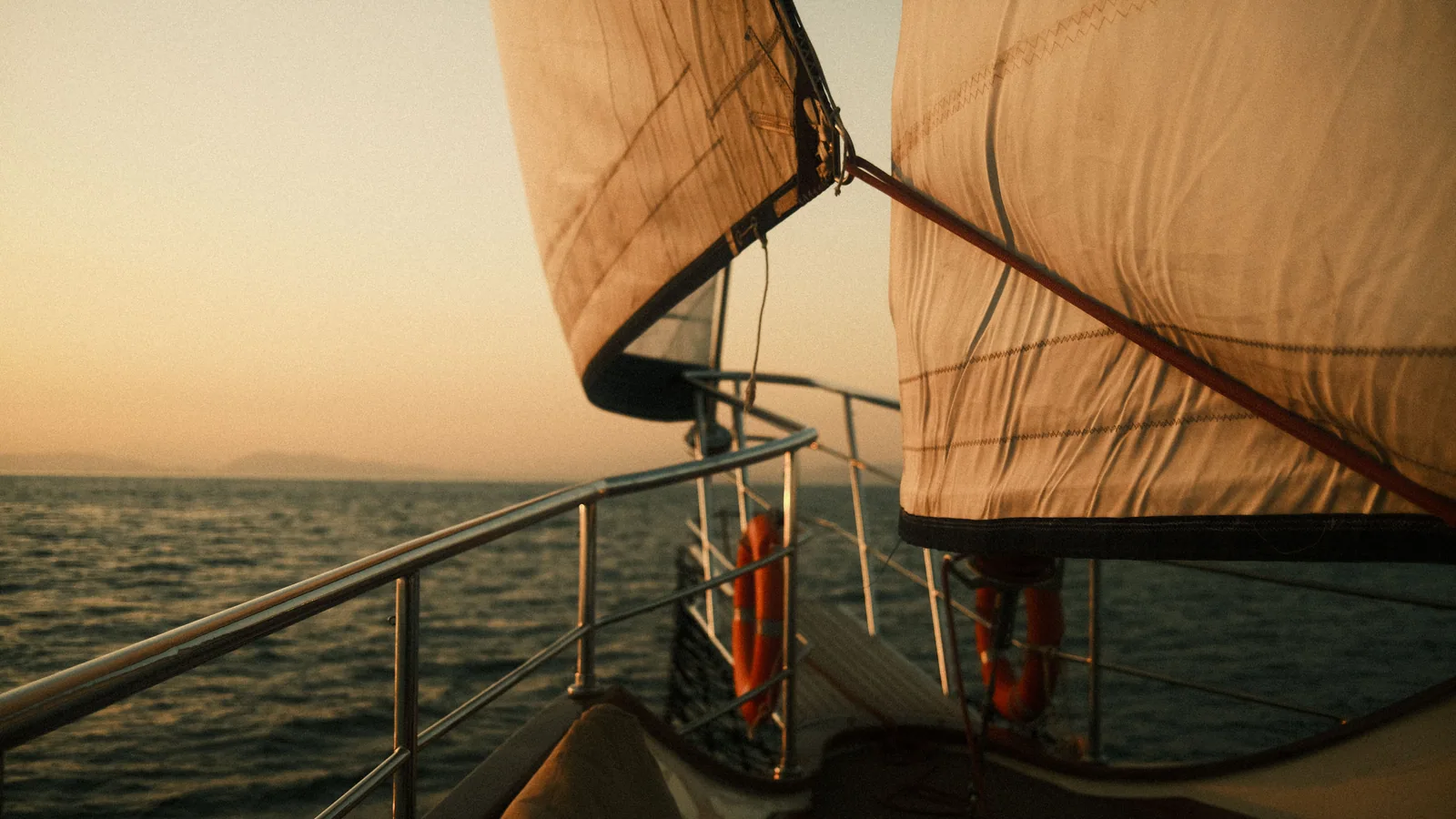 Voilier en mer pour illustrer croisière Adriatique