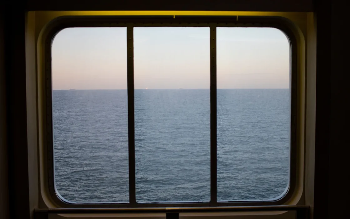 Navire de croisière naviguant au large