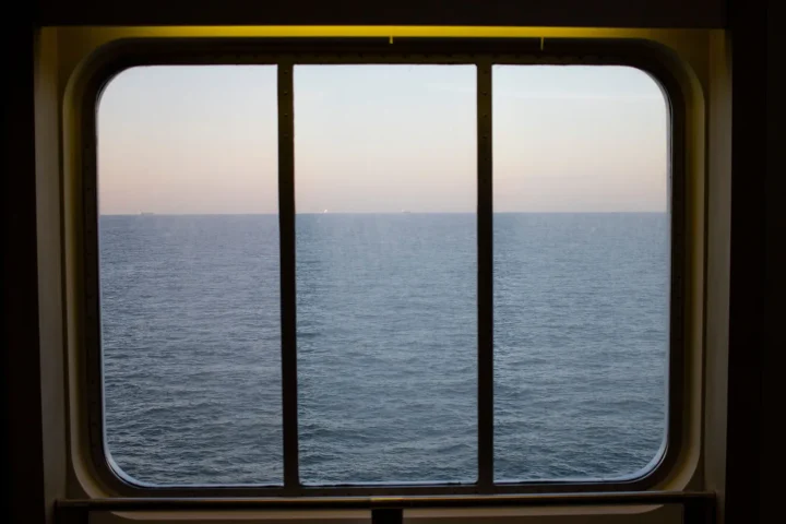 Navire de croisière naviguant au large