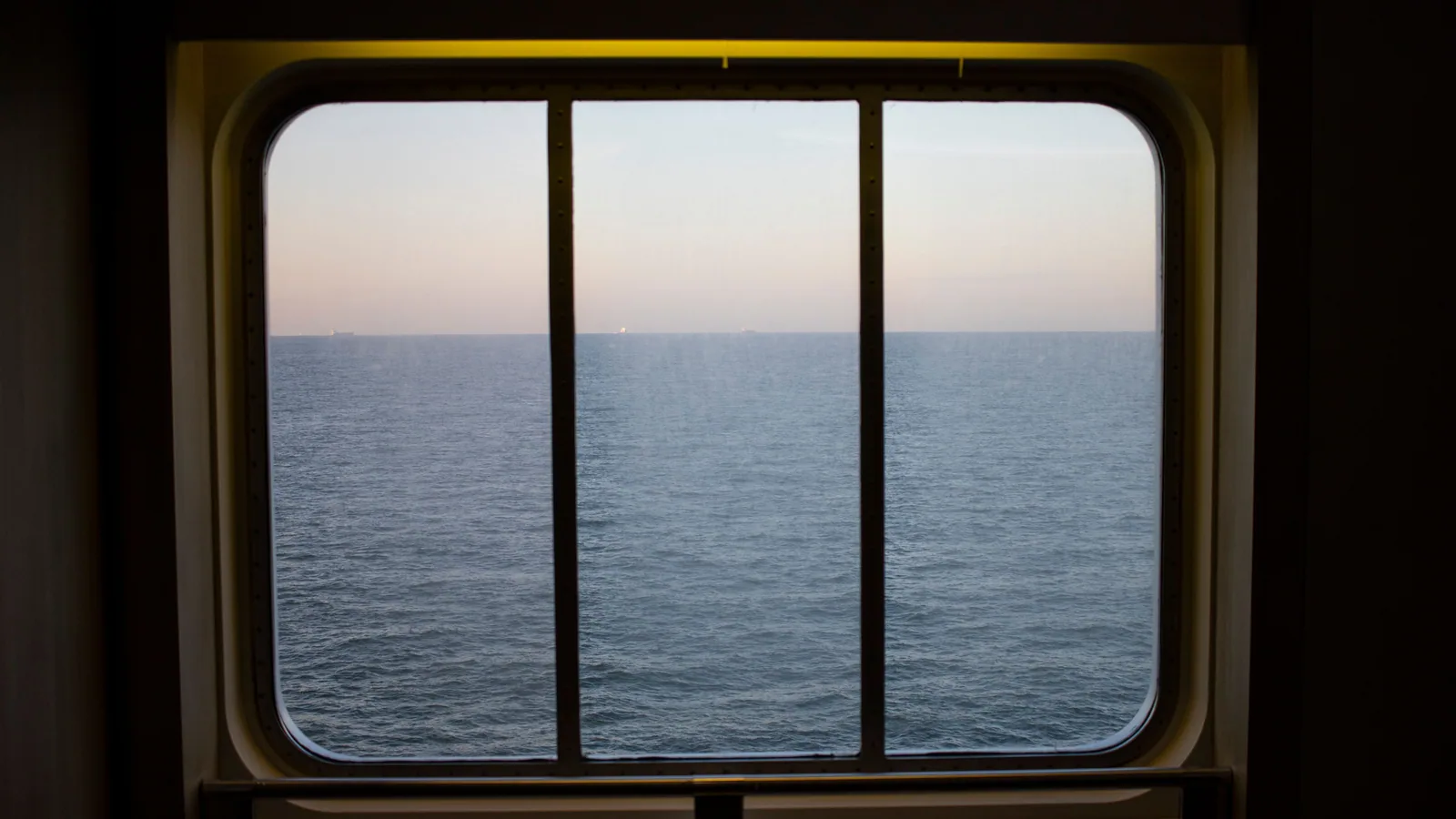Navire de croisière naviguant au large