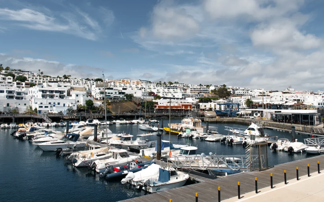 Voilier en mer pour illustrer croisière Canaries