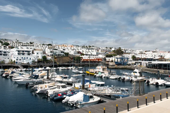 Voilier en mer pour illustrer croisière Canaries