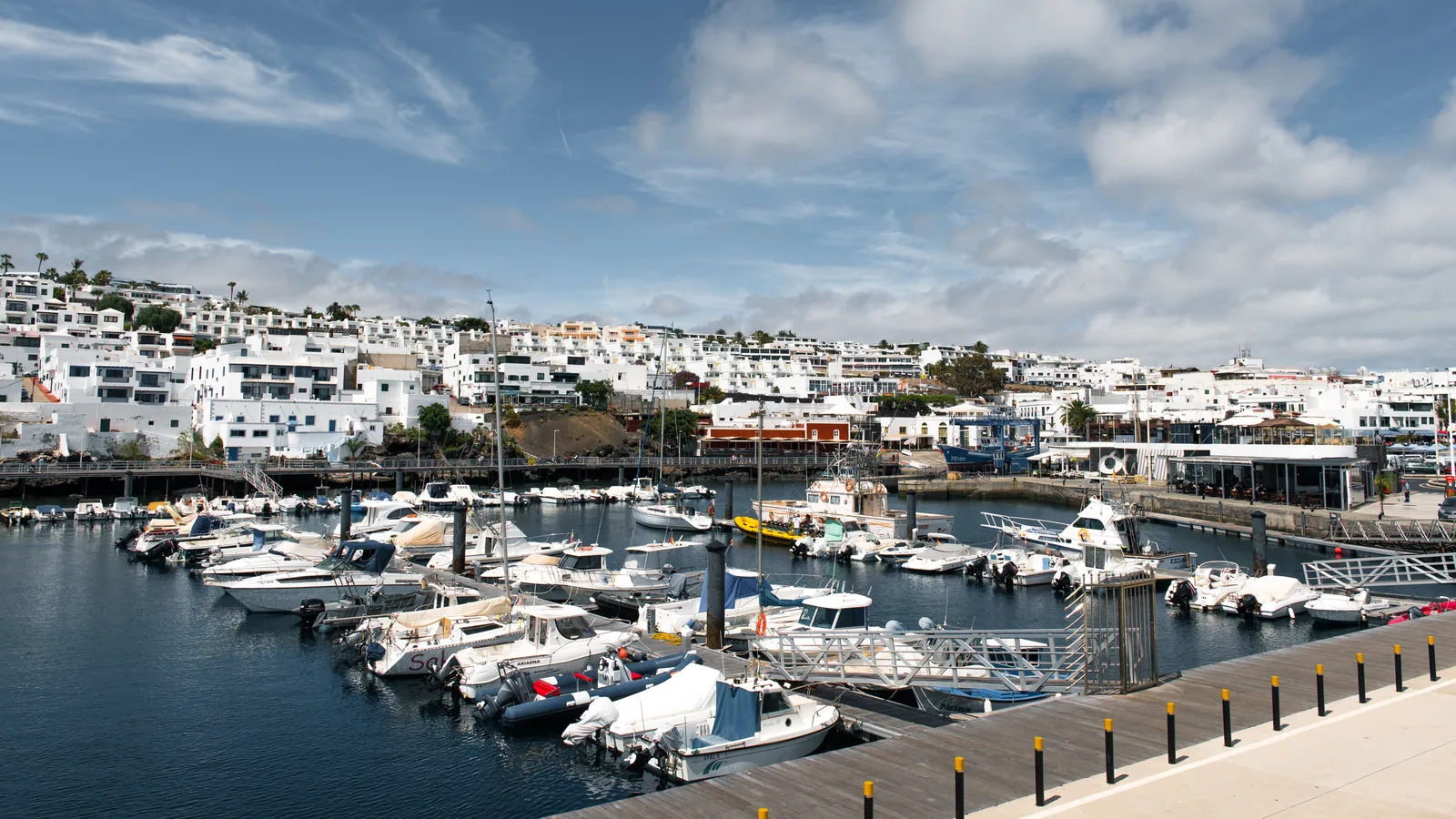 Voilier en mer pour illustrer croisière Canaries