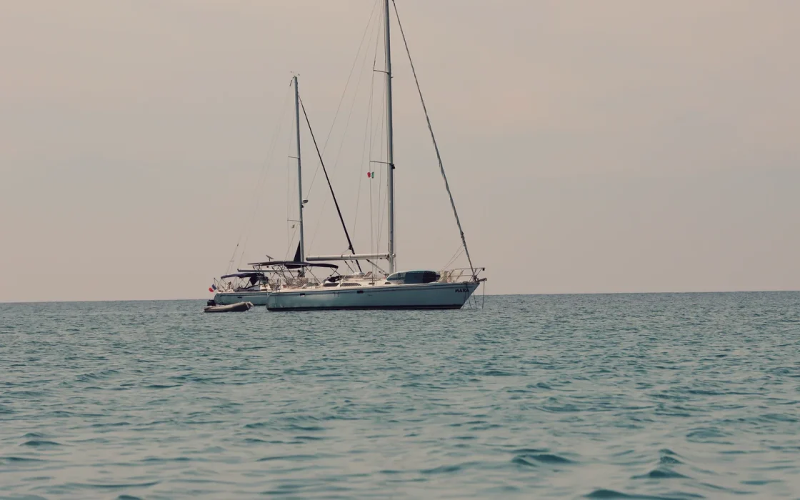 Voilier en mer pour illustrer croisière départ Athènes