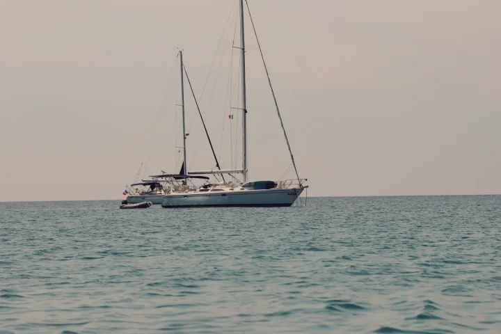 Voilier en mer pour illustrer croisière départ Barcelone