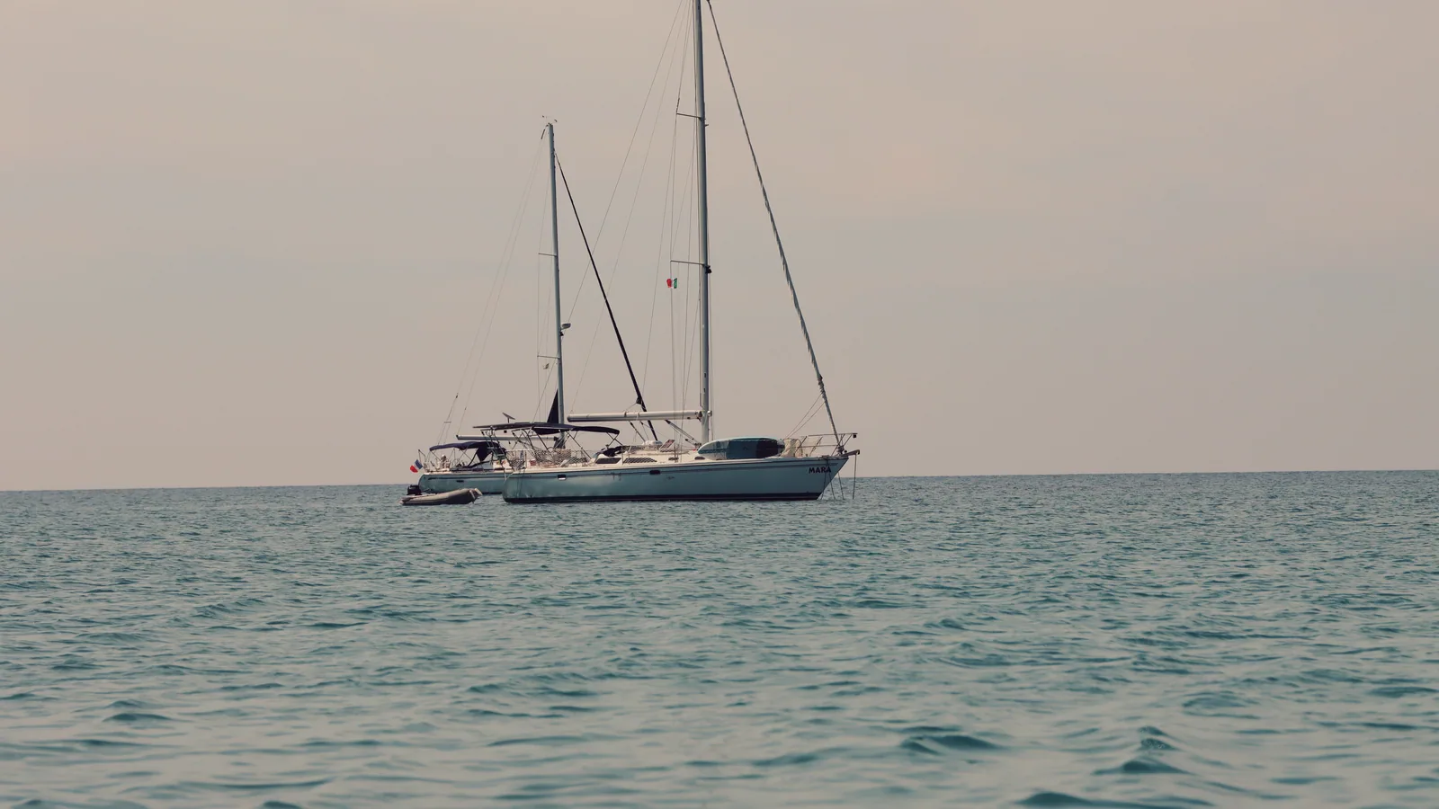 Voilier en mer pour illustrer croisière départ Barcelone