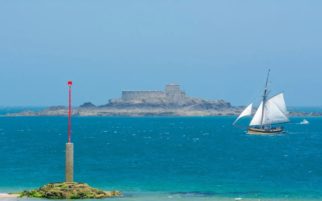 Voilier en mer pour illustrer croisière départ Fort-de-France