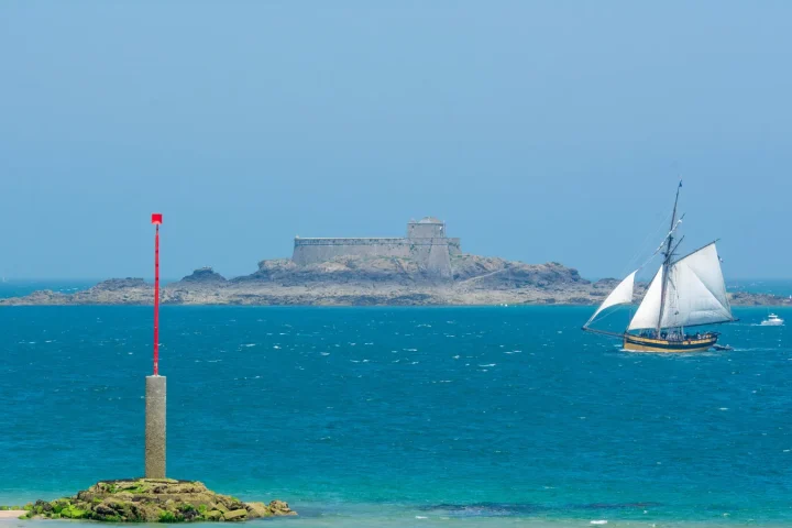 Voilier en mer pour illustrer croisière départ Fort-de-France