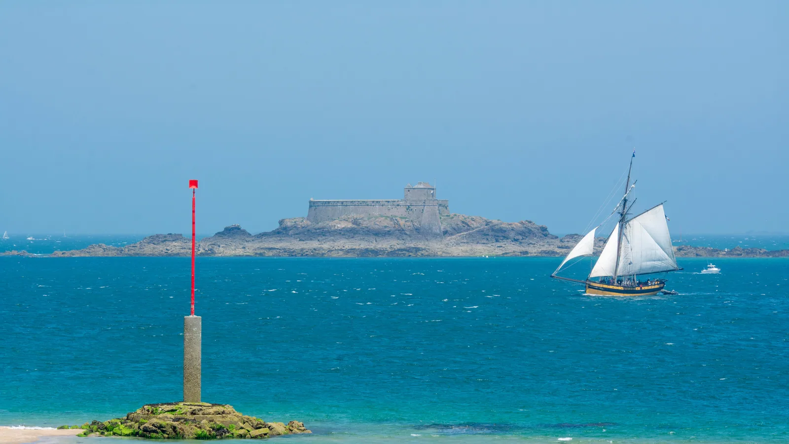 Voilier en mer pour illustrer croisière départ Fort-de-France