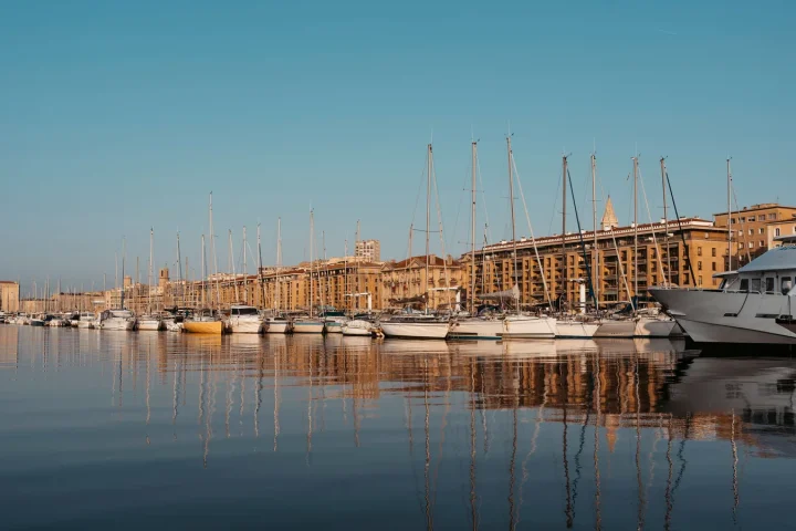 Voilier en mer pour illustrer croisière départ Marseille