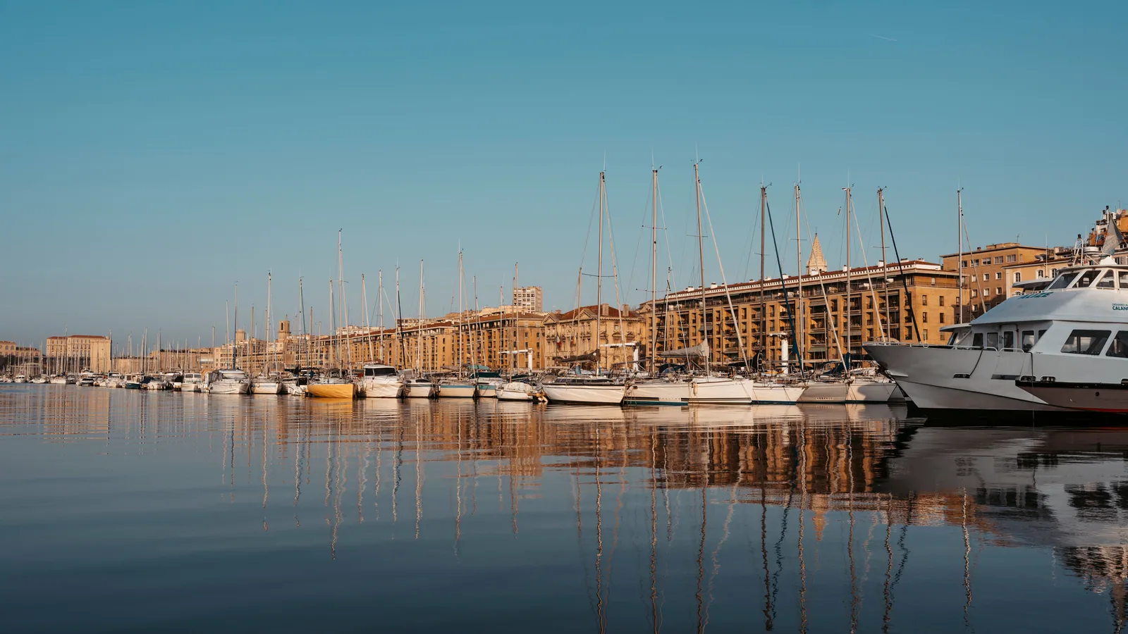 Voilier en mer pour illustrer croisière départ Marseille