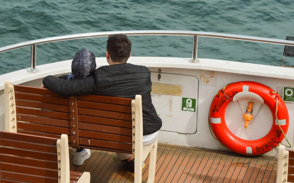 Navire de croisière naviguant au large