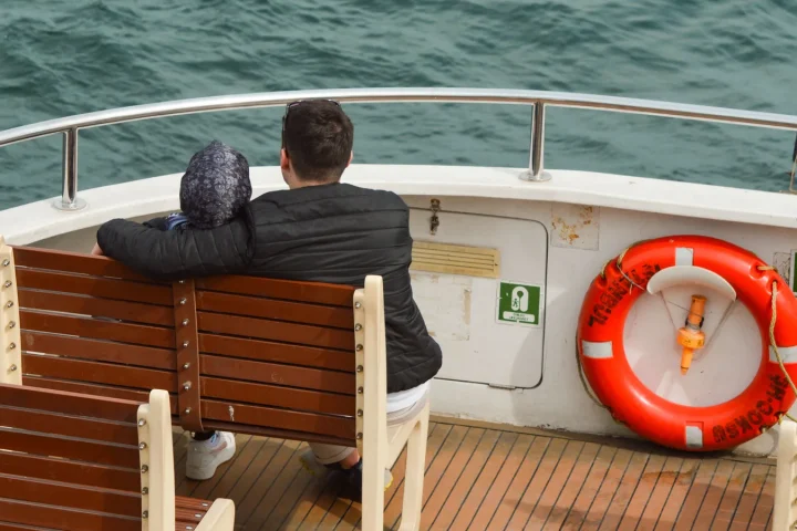 Navire de croisière naviguant au large