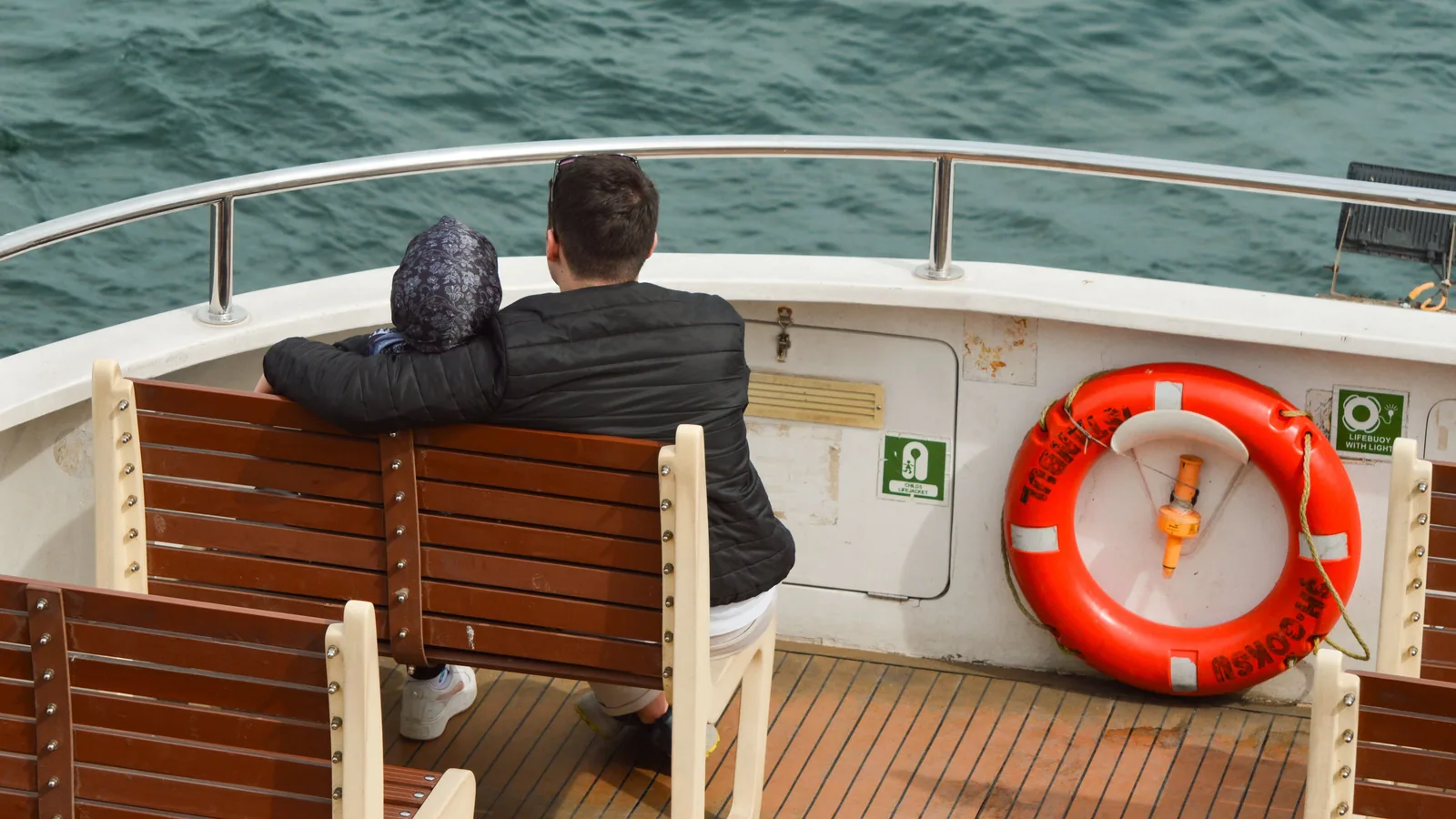 Navire de croisière naviguant au large