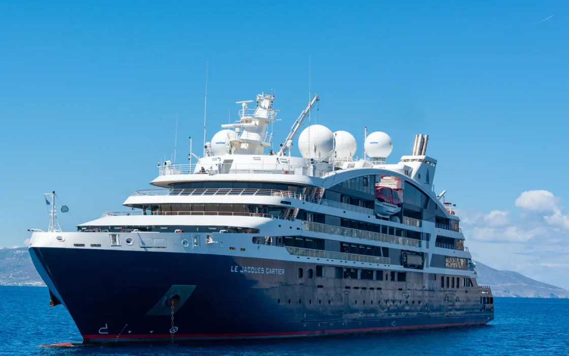 Navire de croisière naviguant au large